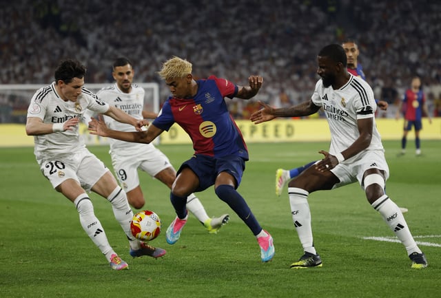 Soccer Football - Copa del Rey - Final - FC Barcelona v Real Madrid - Estadio de La Cartuja, Seville, Spain - April 26, 2025 FC Barcelona's Lamine Yamal in action with Real Madrid's Fran Garcia and Antonio Rudiger REUTERS/Marcelo Del Pozo/File Photo