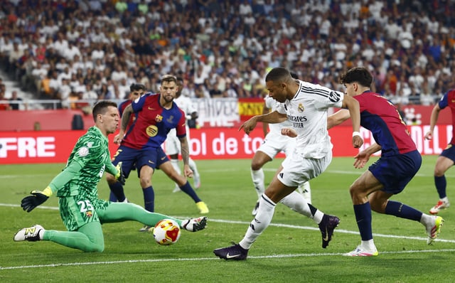 Soccer Football - Copa del Rey - Final - FC Barcelona v Real Madrid - Estadio de La Cartuja, Seville, Spain - April 26, 2025 FC Barcelona's Wojciech Szczesny makes a save from Real Madrid's Kylian Mbappe REUTERS/Borja Suarez/File Photo