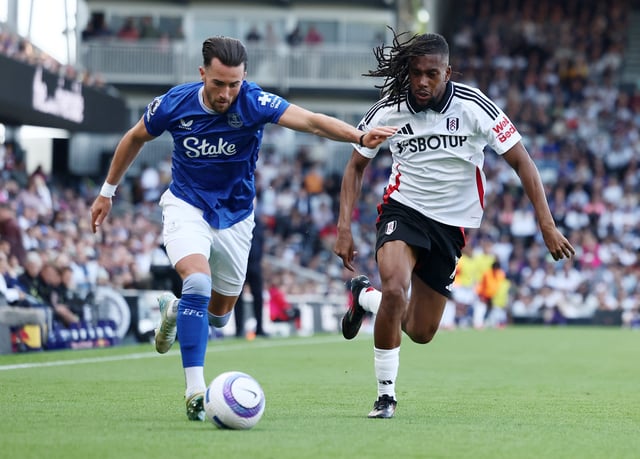 Soccer Football - Premier League - Fulham v Everton - Craven Cottage, London, Britain - May 10, 2025 Everton's Jack Harrison in action with Fulham's Alex Iwobi REUTERS/Isabel Infantes