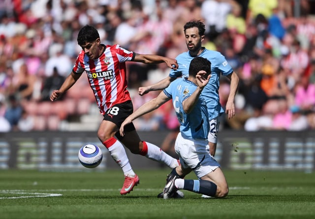 Soccer Football - Premier League - Southampton v Manchester City - St Mary's Stadium, Southampton, Britain - May 10, 2025 Southampton's Mateus Fernandes in action with Manchester City's Bernardo Silva and Mateo Kovacic REUTERS/Jaimi Joy