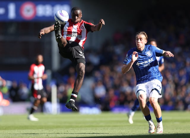 Soccer Football - Premier League - Ipswich Town v Brentford - Portman Road, Ipswich, Britain - May 10, 2025 Brentford's Michael Kayode in action with Ipswich Town's Jack Clarke. REUTERS/David Klein