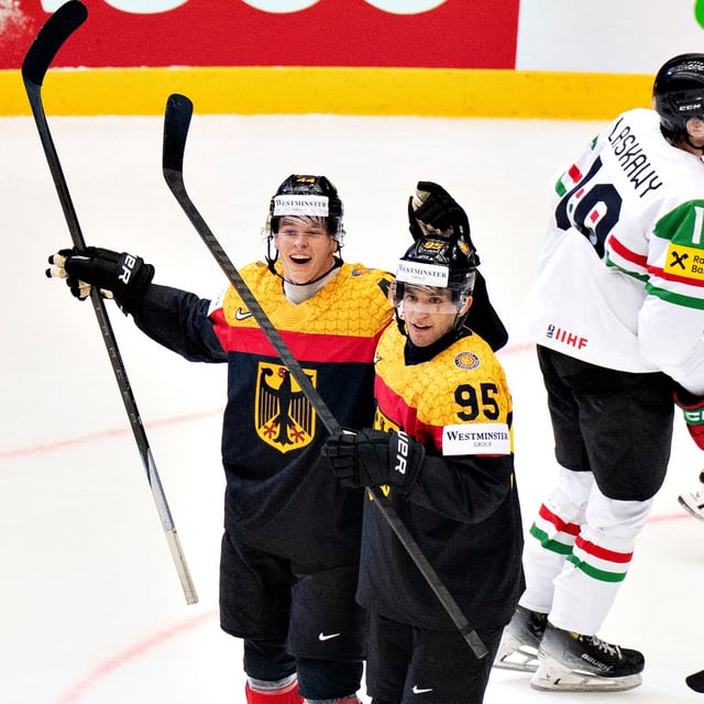 Deutschlands Josh Samanski (l) jubelt über sein Tor zum 2:0 gegen Ungarn