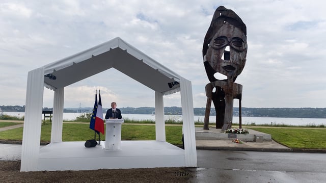 À Brest, François Bayrou dépose une gerbe devant une sculpture dédiée à la mémoire de l'esclavage