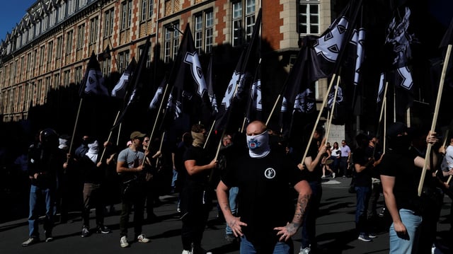 Paris: les images de la manifestation d'ultradroite à l'appel du «Comité du 9 mai»