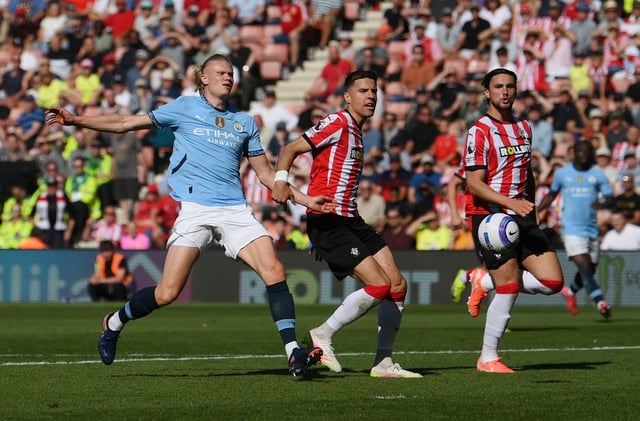 Soccer Football - Premier League - Southampton v Manchester City - St Mary's Stadium, Southampton, Britain - May 10, 2025 Manchester City's Erling Haaland in action with Southampton's Jan Bednarek and Taylor Harwood-Bellis REUTERS/Jaimi Joy EDITORIAL USE ONLY. NO USE WITH UNAUTHORIZED AUDIO, VIDEO, DATA, FIXTURE LISTS, CLUB/LEAGUE LOGOS OR 'LIVE' SERVICES. ONLINE IN-MATCH USE LIMITED TO 120 IMAGES, NO VIDEO EMULATION. NO USE IN BETTING, GAMES OR SINGLE CLUB/LEAGUE/PLAYER PUBLICATIONS. PLEASE CONTACT YOUR ACCOUNT REPRESENTATIVE FOR FURTHER DETAILS..