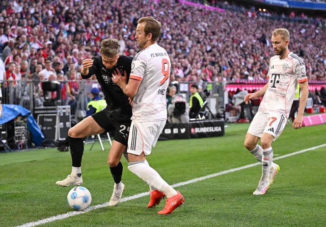 Soccer Football - Bundesliga - Bayern Munich v Borussia Moenchengladbach - Allianz Arena, Munich, Germany - May 10, 2025 Bayern Munich's Harry Kane in action with Borussia Moenchengladbach's Robin Hack REUTERS/Angelika Warmuth