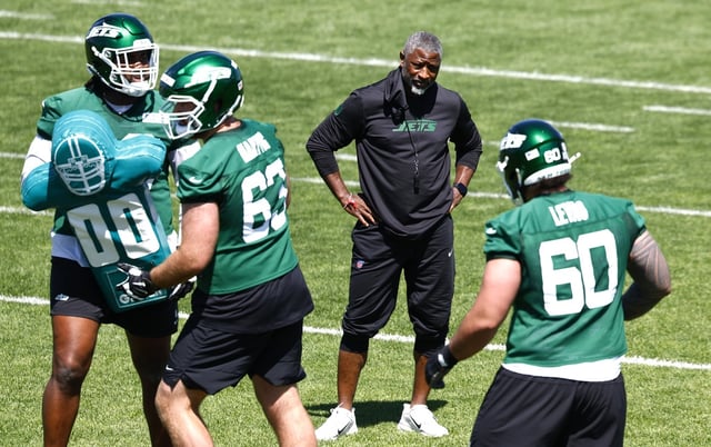 Jets&#39; Aaron Glenn is providing a much different look for his new team early in camp.