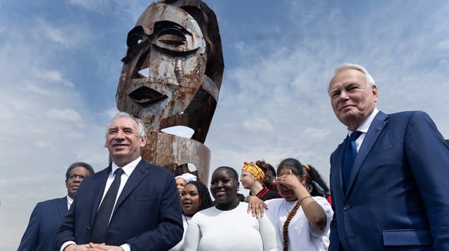 À Brest, François Bayrou dépose une gerbe devant une sculpture dédiée à la mémoire de l'esclavage