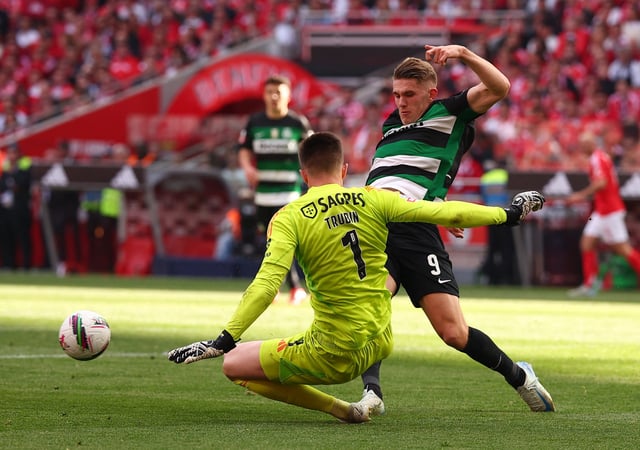 Soccer Football - Primeira Liga - Benfica v Sporting CP - Estadio da Luz, Lisbon, Portugal - May 10, 2025 Sporting CP's Viktor Gyokeres in action with Benfica's Anatoliy Trubin REUTERS/Pedro Nunes