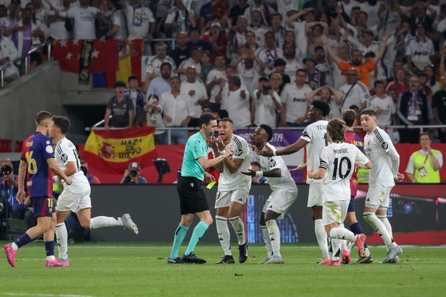 Bilder aus dem letzten Clásico Ende April: Real-Spieler stürmen auf den Schiedsrichter Ricardo de Burgos Bengoetxea zu. Das Verhältnis zwischen den Königlichen und den Unparteiischen ist schwer beschädigt..