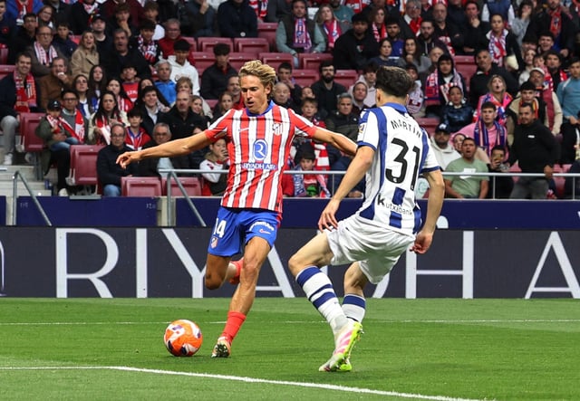 Soccer Football - LaLiga - Atletico Madrid v Real Sociedad - Metropolitano, Madrid, Spain - May 10, 2025 Atletico Madrid's Marcos Llorente in action with Real Sociedad's Jon Martin REUTERS/Violeta Santos Moura