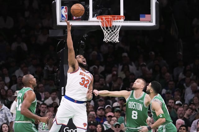 Knicks&#39; Karl-Anthony Towns battled through injury in Saturday&#39;s Game 3.
