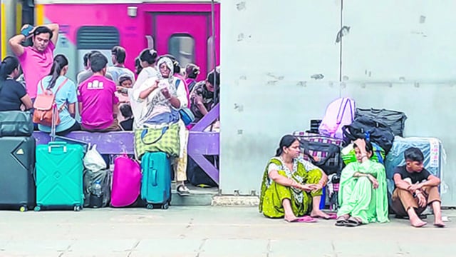 Passengers at New Delhi Railway Station (NDLS) on Saturday. (Vipin Kumar/HT Photo)