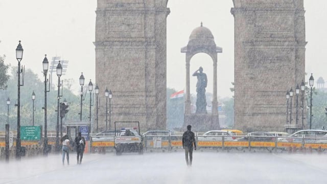People caught in the rain at Kartavya Path in Delhi on Saturday. (Vipin Kumar/HT Photo)