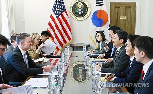 South Korean Industry Minister Ahn Duk-geun (3rd from R) and U.S. Trade Representative (USTR) Jamieson Greer (2nd from L) hold a meeting at the USTR office in Washington on April 24, 2025, in this file photo provided by Ahn's office. (PHOTO NOT FOR SALE) (Yonhap)