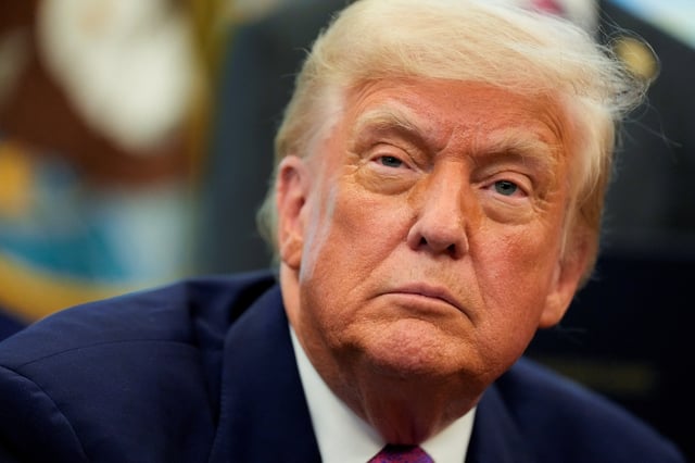 Donald Trump regarde à l’intérieur du Bureau ovale de la Maison Blanche, à Washington, D.C., États-Unis, le 9 mai 2025.