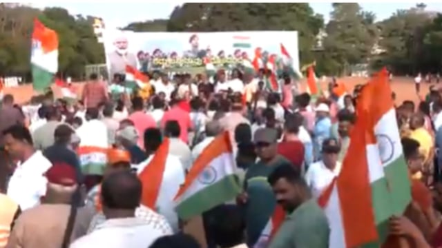 Union Minister Shobha Karandlaje and Leader of Opposition in the Karnataka Legislative Council Chalavadi Narayanaswamy led the march.