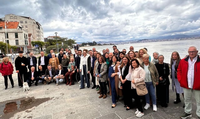 Representantes del PP provincial, cargos institucionales y militantes, arroparon ayer a la gestora que preside Loli Hermelo. |  G.Núñez