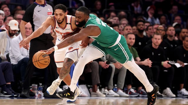 Jaylen Brown von den Boston Celtics (r.) und Cameron Payne von den New York Knicks
