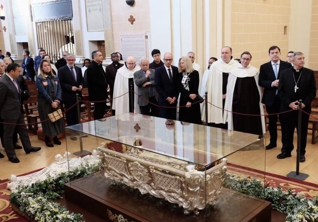 Inicio de la veneración pública del cuerpo de Santa Teresa en Alba de Tormes (Salamanca), un acontecimiento que se ha producido solo otras tres veces en la historia
