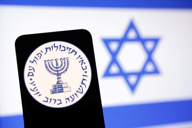 Le logo du Mossad et le drapeau israélien.
