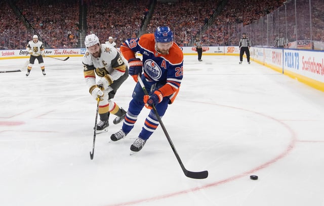 Leon Draisaitl (r.) fälschte den Puck in letzter Sekunde zur Niederlage gegen die Vegas Golden Knights ab.