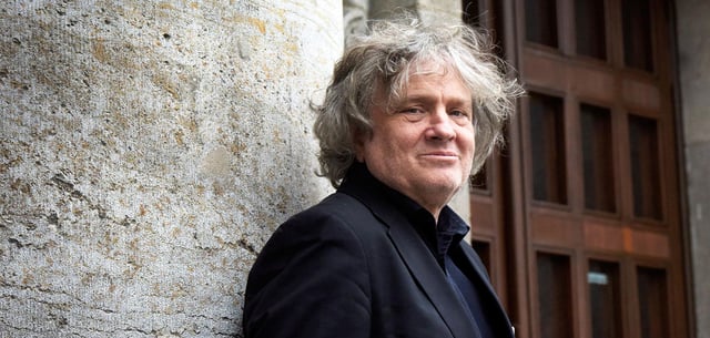 Carl Hegemann vor der Berliner Volksbühne