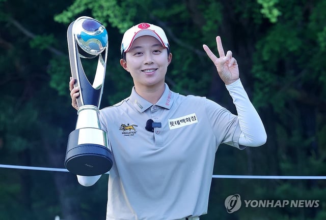 Kim Hyo-joo of South Korea poses with the trophy after winning the Aramco Korea Championship on the Ladies European Tour at New Korea Country Club in Goyang, Gyeonggi Province, on May 11, 2025. (Yonhap)