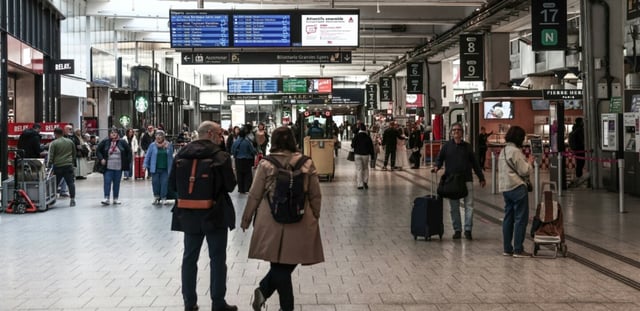 Des passagers à la gare Paris-Montparnasse, le 6 mai 2025