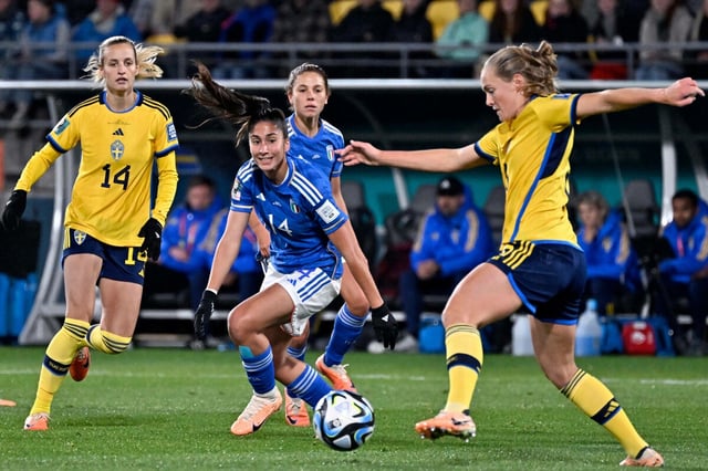 Zwei schwedinnen und zwei Italienerinnen im Kampf um den Ball