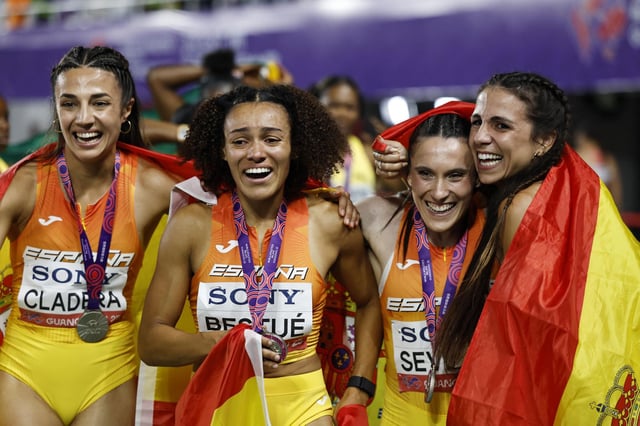 Esperança Cladera, Jael Bestué, Paula Sevilla y Maria Isabel Pérez, con su medalla de plata.
