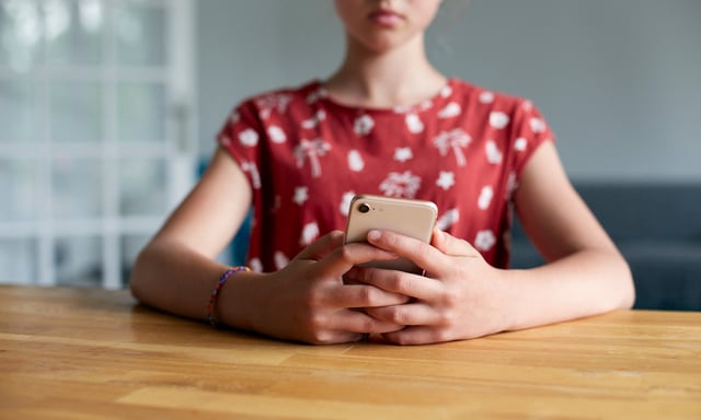 Le gouvernement français souhaite interdire les réseaux sociaux aux moins de 15 ans.