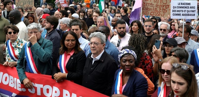 Eric Coquerel (2e g), Jean-Luc Melenchon (c) et Danièle Obono (3e d) de la France Insoumise participent à un rassemblement contre l'islamophobie à Paris, le 11 mai 2025