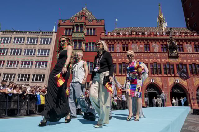 Un tapis turquoise a été dressé aux pieds de l’hôtel de ville de Bâle pour la cérémonie d’ouverture du Concours Eurovision de la chanson 2025, le 11 mai.