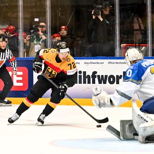 Deutschlands Eishockey-Star Dominik Kahun (l) im WM-Spiel gegen Kasachstan