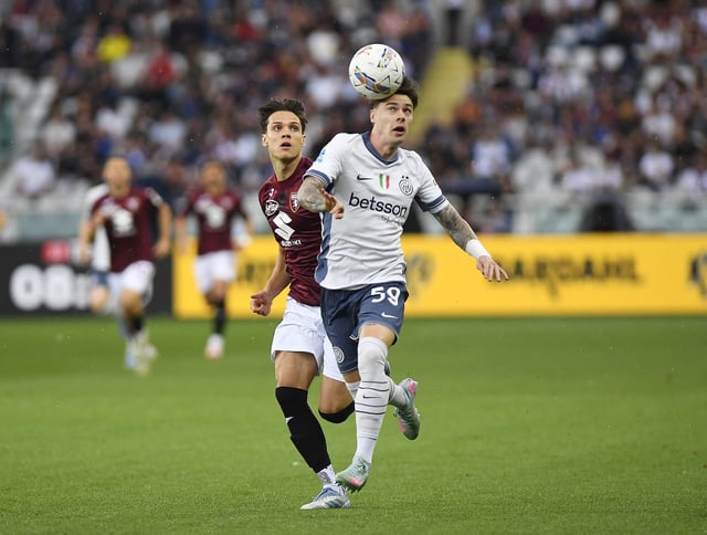 Soccer Football - Serie A - Torino v Inter Milan - Stadio Olimpico Grande Torino, Turin, Italy - May 11, 2025 Inter Milan's Nicola Zalewski in action with Torino's Samuele Ricci REUTERS/Massimo Pinca