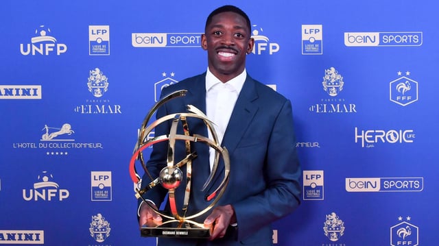 Ousmane Dembélé avec le trophée de meilleur joueur de Ligue 1.