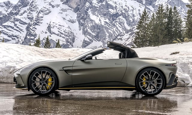 Technisch gibt es kaum Unterschiede, übernimmt der Roadster doch die Neuerungen des Coupés, wurde lediglich bei Struktur und Aufhängung geändert, um die Gewichtsverteilung nach hinten zu verlagern und
