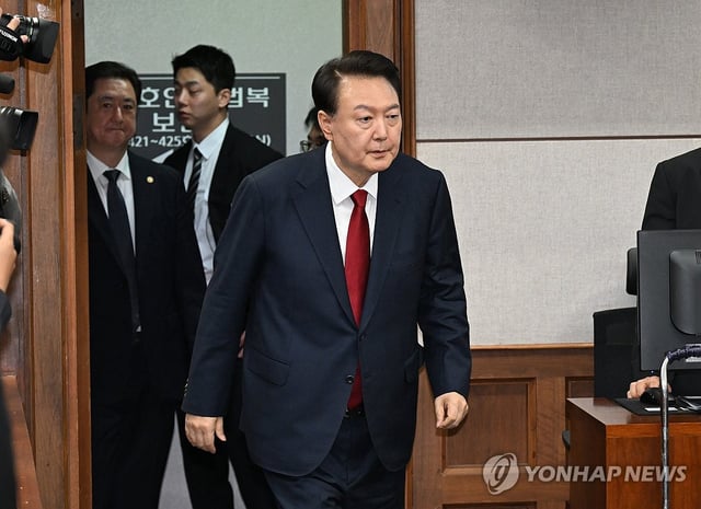 Former President Yoon Suk Yeol enters a courtroom at the Seoul Central District Court in the capital city, in this file photo taken April 21, 2025, to attend the second hearing of his insurrection trial. (Pool photo) (Yonhap)