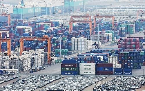 Containers are stacked at a port in the city of Pyeongtaek, Gyeonggi Province, in this April 9, 2025, file photo. (Yonhap)