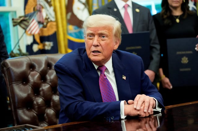 Le président Donald Trump est assis dans le Bureau ovale de la Maison Blanche, à Washington, D.C., États-Unis, le 9 mai 2025.