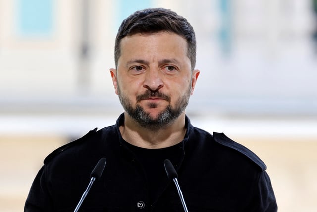 Le président ukrainien Volodymyr Zelensky lors d’une conférence de presse dans les jardins du Palais Mariinsky à Kiev, Ukraine, le 10 mai 2025.