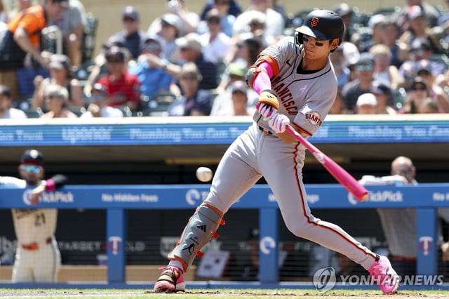 Lee Jung-hoo of the San Francisco Giants takes a swing against the Minnesota Twins during a Major League Baseball regular-season game at Target Field in Minneapolis, Minnesota, on May 11, 2025, in this Associated Press photo. (Yonhap)