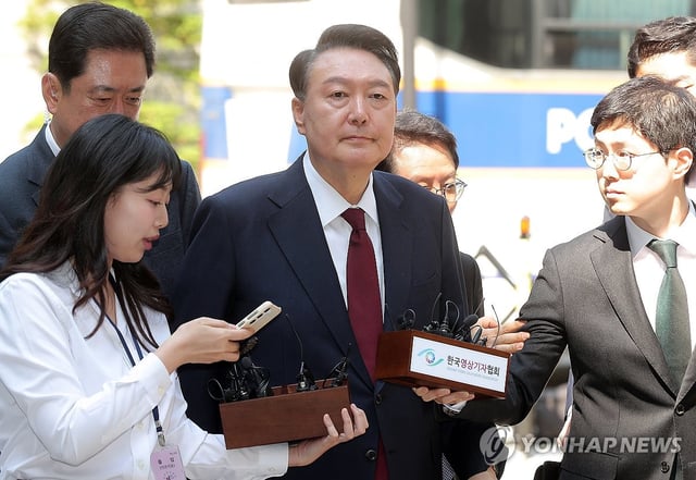 Former President Yoon Suk Yeol (C) arrives at the Seoul Central District Court in the capital city on May 12, 2025, to attend the third hearing of his insurrection trial. (Pool photo) (Yonhap)