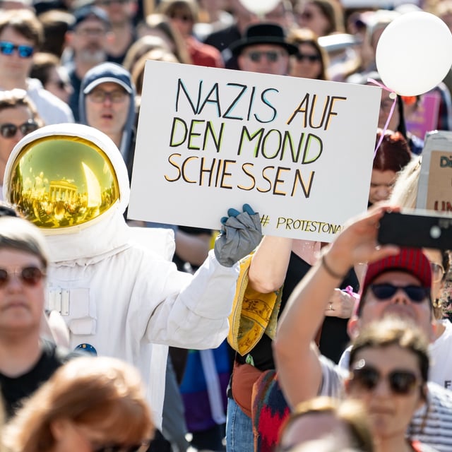 Menschen demonstrieren für ein Verbot der AfD
