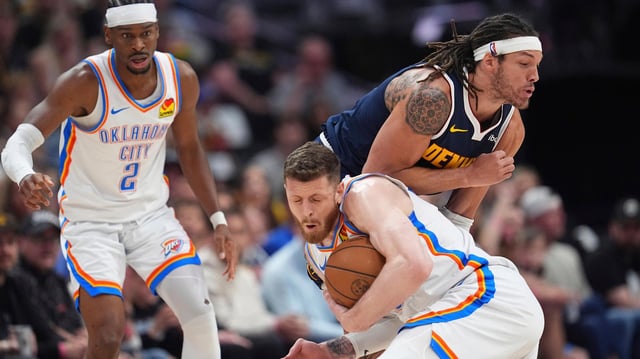 Thunder-Center Isaiah Hartenstein (r.) im Duell mit Aaron Gordon von den Denver Nuggets
