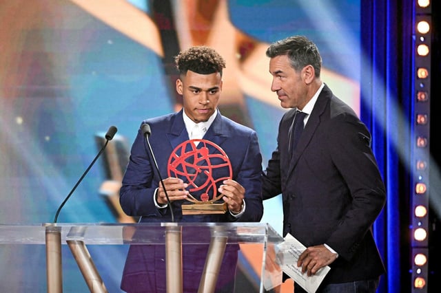 Le joueur de football du Paris Saint-Germain Désiré Doué reçoit le titre de meilleur espoir de Ligue 1 lors de la cérémonie des Trophées UNFP, le 11 mai 2025, au Pavillon d'Armenonville, à Paris, 
