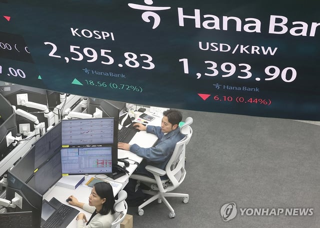 A dealing room at Hana Bank in central Seoul on May 12, 2025. (Yonhap)