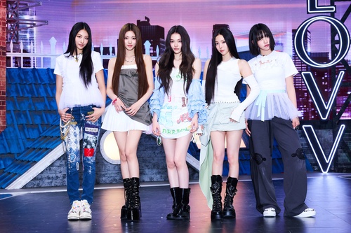 K-pop girl group Meovv poses for a photo during a media showcase for its first EP, "My Eyes Open Vvide," in Seoul on May 12, 2025, in this photo provided by The Black Label. (PHOTO NOT FOR SALE) (Yonhap)