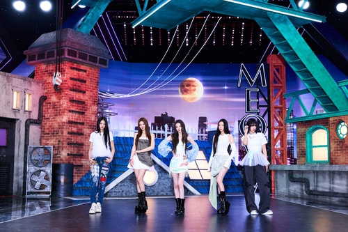 K-pop girl group Meovv poses for a photo during a media showcase for its first EP, "My Eyes Open Vvide," in Seoul on May 12, 2025, in this photo provided by The Black Label. (PHOTO NOT FOR SALE) (Yonhap)